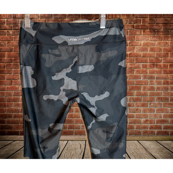 UNDER Armour Compression Camo Athletic Leggings Capri - size small - Picture 2 of 3